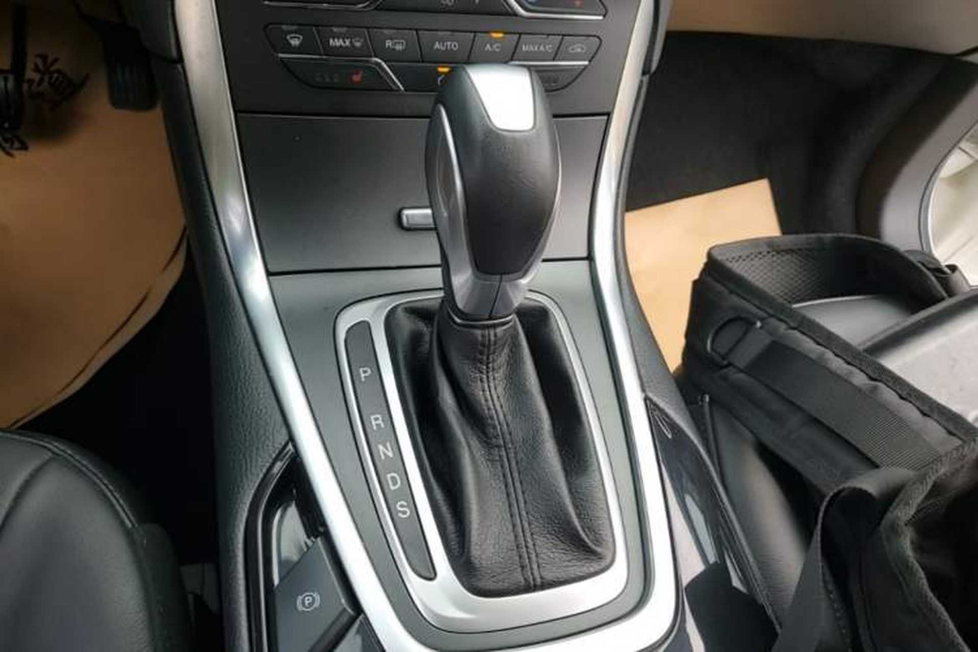 Used Ford Edge 2016 EcoBoost 245 Two-Wheel-Drive Titanium 7-Seater Gear Lever