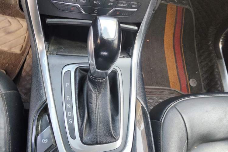 Used Ford Edge 2016 EcoBoost 245 Two-Wheel-Drive Titanium 7-Seater Gear Lever
