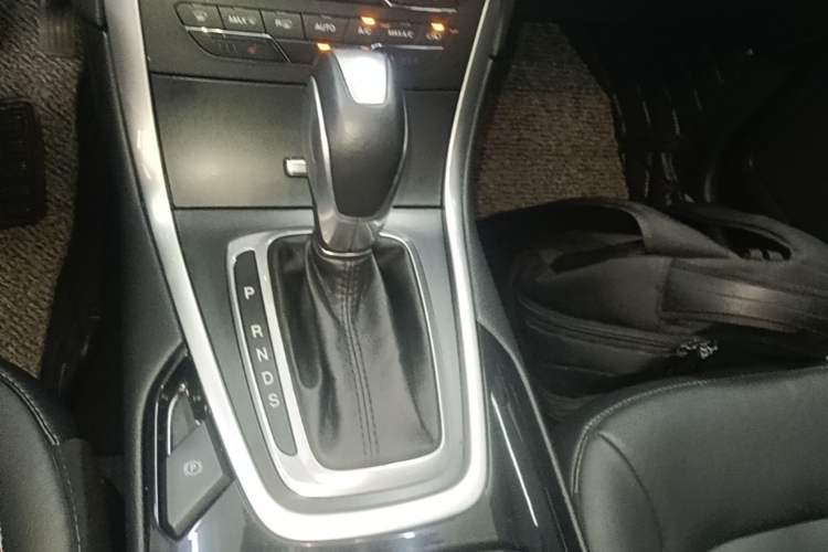 Used Ford Edge 2016 EcoBoost 245 Two-Wheel-Drive Titanium 7-Seater Gear Lever