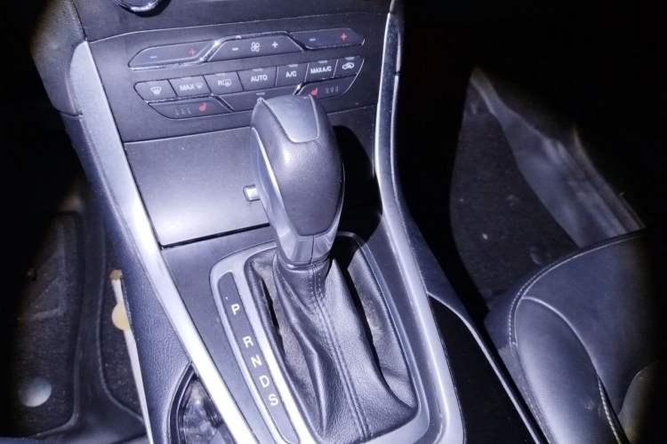 Used Ford Edge 2016 EcoBoost 245 Two-Wheel-Drive Titanium 7-Seater Gear Lever