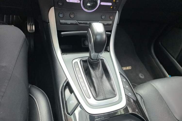 Used Ford Edge 2016 EcoBoost 245 Four-Wheel Drive Titanium 7-Seater Gear Lever