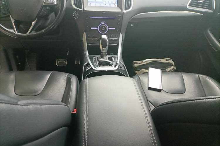 Used Ford Edge 2016 EcoBoost 245 Four-Wheel Drive Titanium 7-Seater Gear Lever