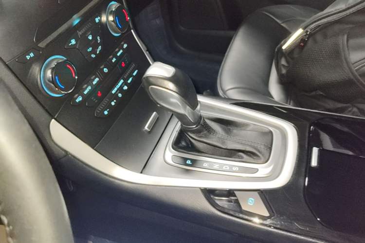 Used Ford Edge 2016 EcoBoost 245 Two-Wheel-Drive Platinum Edition 7-Seater Gear Lever