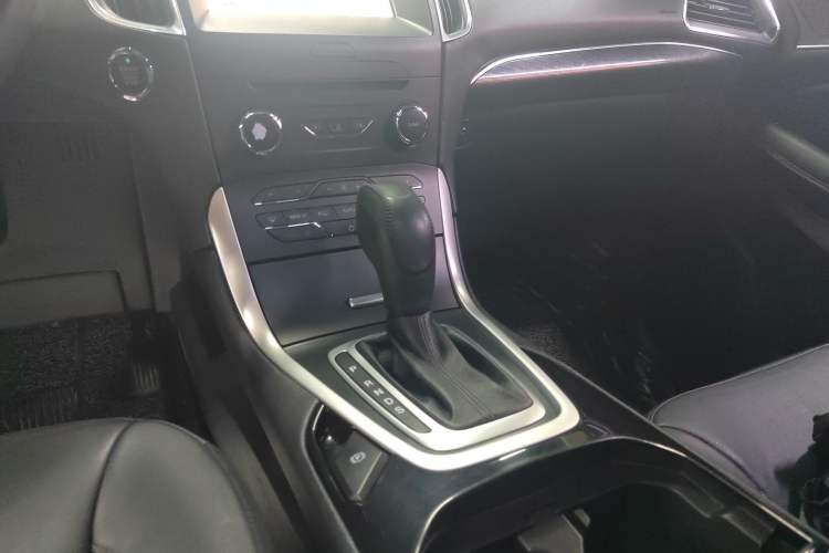Used Ford Edge 2016 EcoBoost 245 Two-Wheel-Drive Titanium 7-Seater Gear Lever