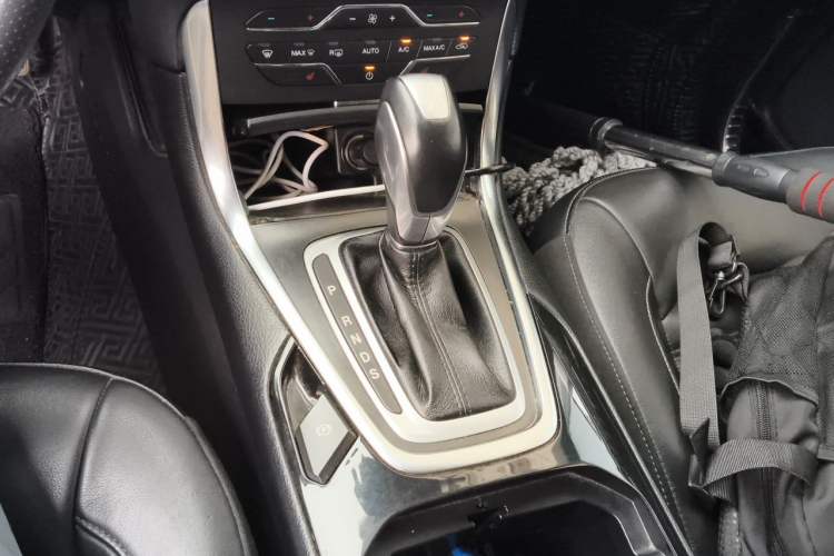 Used Ford Edge 2016 EcoBoost 245 Four-Wheel Drive Titanium Edition 7-Seater Gear Lever