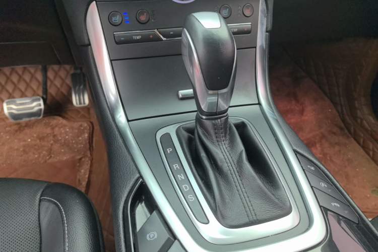 Used Ford Edge 2016 EcoBoost 245 Four-Wheel Drive Titanium 7-Seater Gear Lever