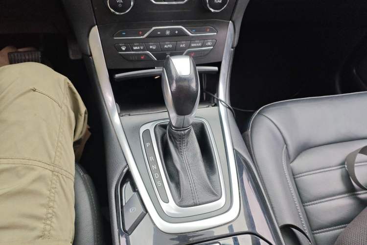 Used Ford Edge 2016 EcoBoost 245 Two-Wheel-Drive Titanium 7-Seater Gear Lever