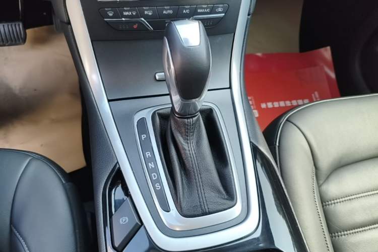 Used Ford Edge 2016 EcoBoost 245 Two-Wheel-Drive Titanium 7-Seater Gear Lever