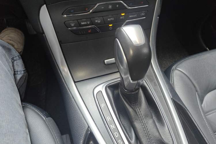 Used Ford Edge 2016 EcoBoost 245 Two-Wheel-Drive Titanium 7-Seater Gear Lever