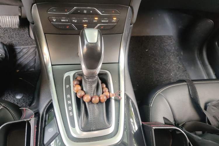 Used Ford Edge 2016 EcoBoost 245 Two-Wheel-Drive Titanium 7-Seater Gear Lever