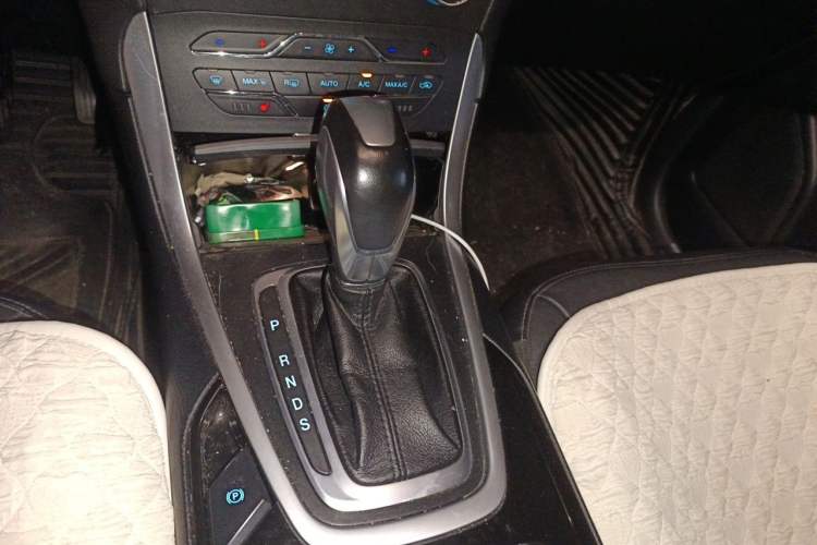 Used Ford Edge 2016 EcoBoost 245 Two-Wheel-Drive Titanium 7-Seater Gear Lever