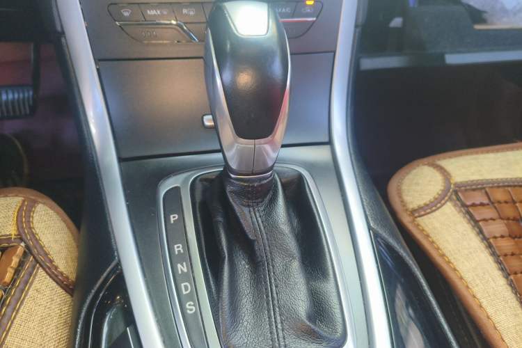 Used Ford Edge 2016 EcoBoost 245 Two-Wheel-Drive Titanium 7-Seater Gear Lever