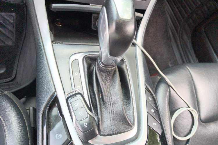 Used Ford Edge 2016 EcoBoost 245 Four-Wheel Drive Titanium 7-Seater Gear Lever