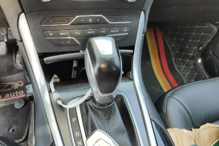 Used Ford Edge 2016 EcoBoost 245 Two-Wheel-Drive Titanium 7-Seater Gear Lever