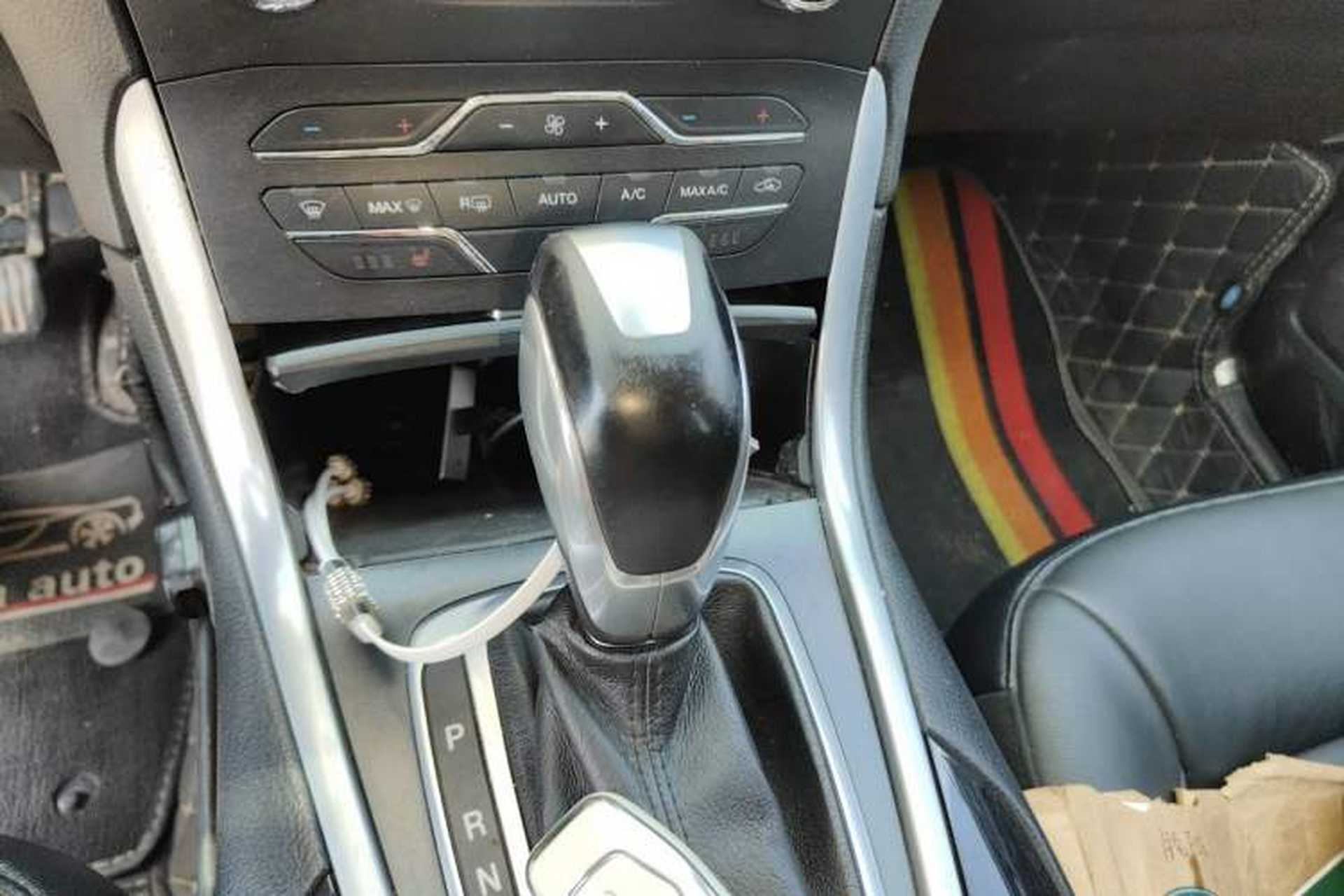 Used Ford Edge 2016 EcoBoost 245 Two-Wheel-Drive Titanium 7-Seater Gear Lever