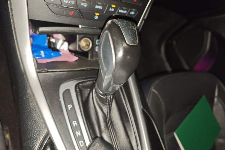 Used Ford Edge 2016 EcoBoost 245 Two-Wheel-Drive Titanium 7-Seater Gear Lever