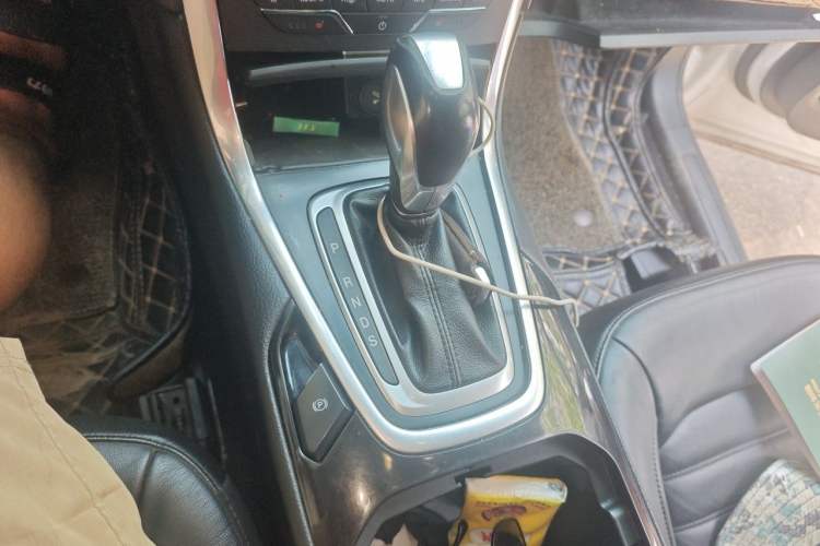 Used Ford Edge 2016 EcoBoost 245 Two-Wheel-Drive Titanium 7-Seater Gear Lever