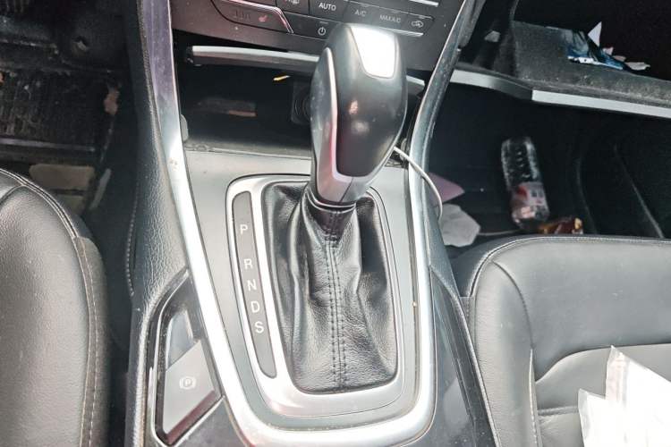 Used Ford Edge 2016 EcoBoost 245 Two-Wheel-Drive Titanium 7-Seater Gear Lever