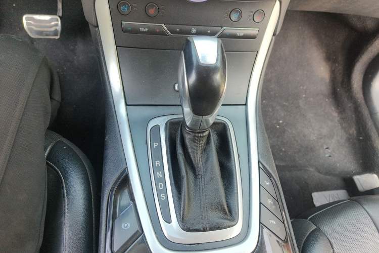 Used Ford Edge 2016 EcoBoost 245 Four-Wheel Drive Titanium 7-Seater Gear Lever