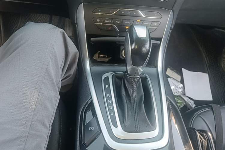 Used Ford Edge 2016 EcoBoost 245 Two-Wheel-Drive Titanium 7-Seater Gear Lever