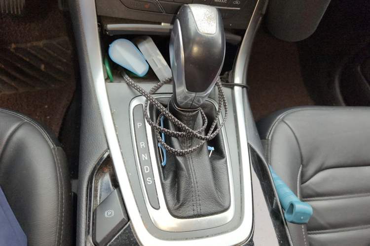 Used Ford Edge 2016 EcoBoost 245 Four-Wheel Drive Titanium Edition 7-Seater Gear Lever