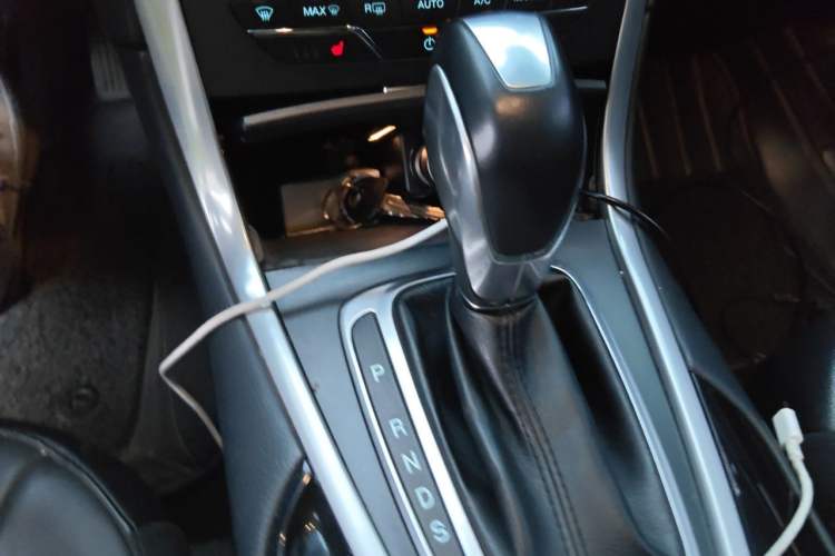 Used Ford Edge 2016 EcoBoost 245 Four-Wheel Drive Titanium Edition 7-Seater Gear Lever