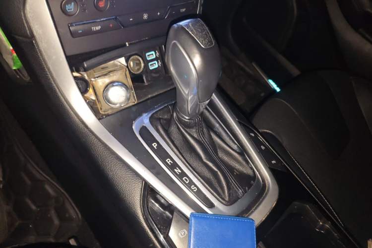 Used Ford Edge 2016 EcoBoost 245 Four-Wheel Drive Titanium 7-Seater Gear Lever