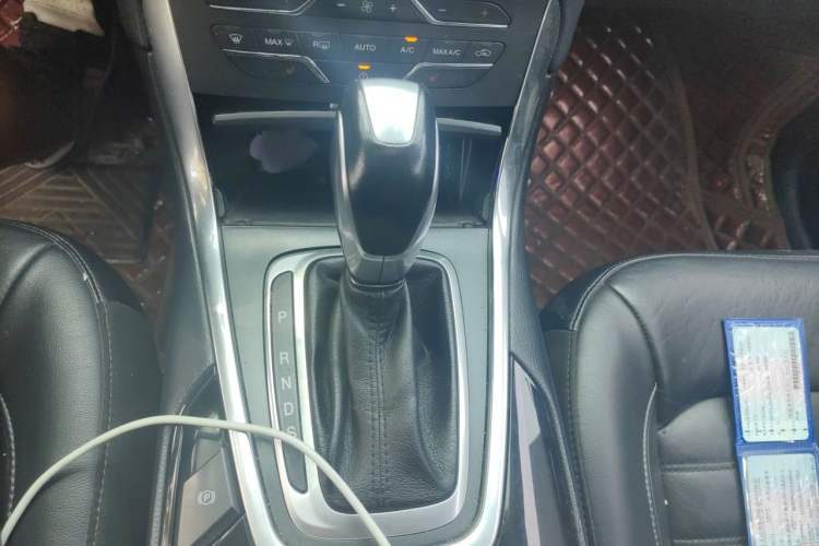Used Ford Edge 2016 EcoBoost 245 Two-Wheel-Drive Titanium 7-Seater Gear Lever