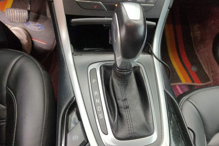 Used Ford Edge 2016 EcoBoost 245 Two-Wheel-Drive Titanium 7-Seater Gear Lever
