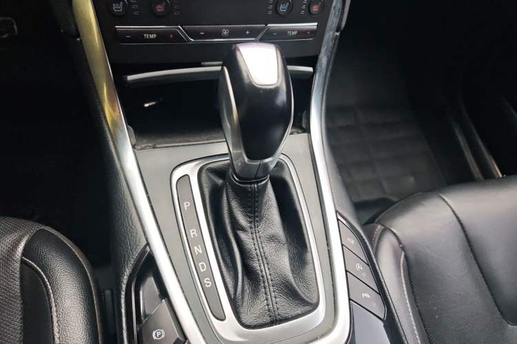 Used Ford Edge 2016 EcoBoost 245 Four-Wheel Drive Titanium 7-Seater Gear Lever