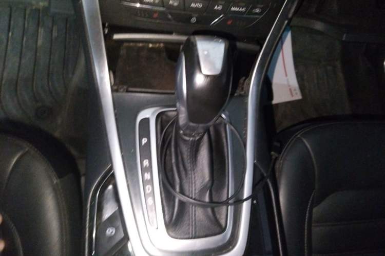 Used Ford Edge 2016 EcoBoost 245 Two-Wheel-Drive Titanium 7-Seater Gear Lever