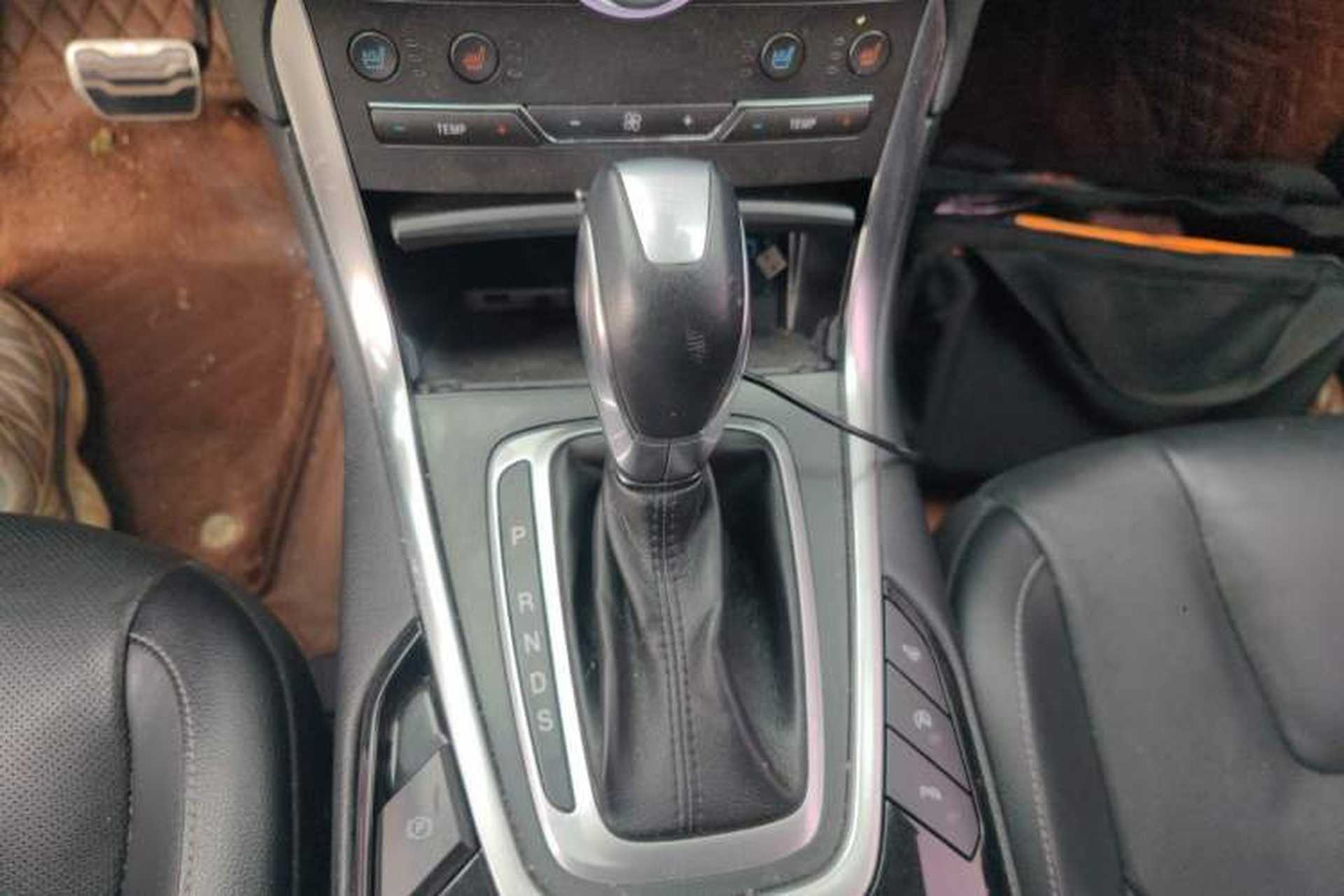 Used Ford Edge 2016 EcoBoost 245 Four-Wheel Drive Titanium 7-Seater Gear Lever