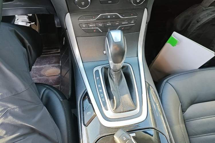 Used Ford Edge 2016 EcoBoost 245 Two-Wheel-Drive Titanium 7-Seater Gear Lever
