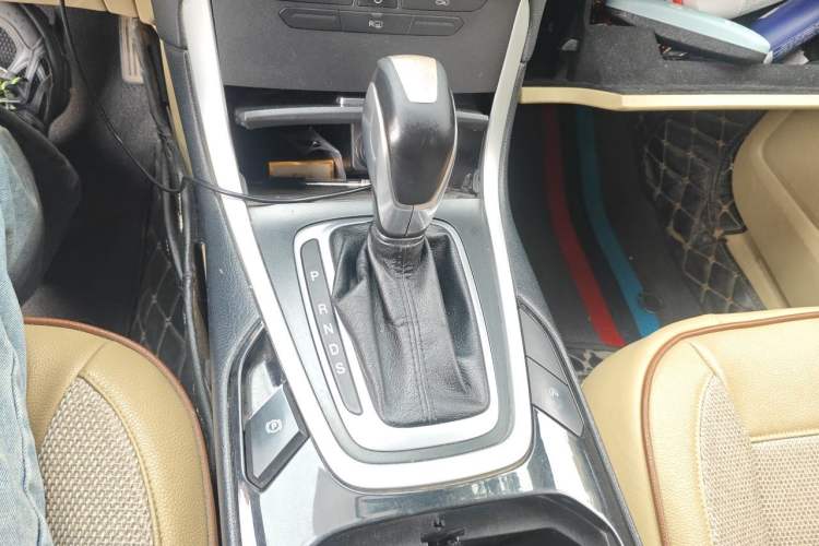 Used Ford Edge 2016 EcoBoost 245 Two-Wheel-Drive Titanium 5-Seater Gear Lever