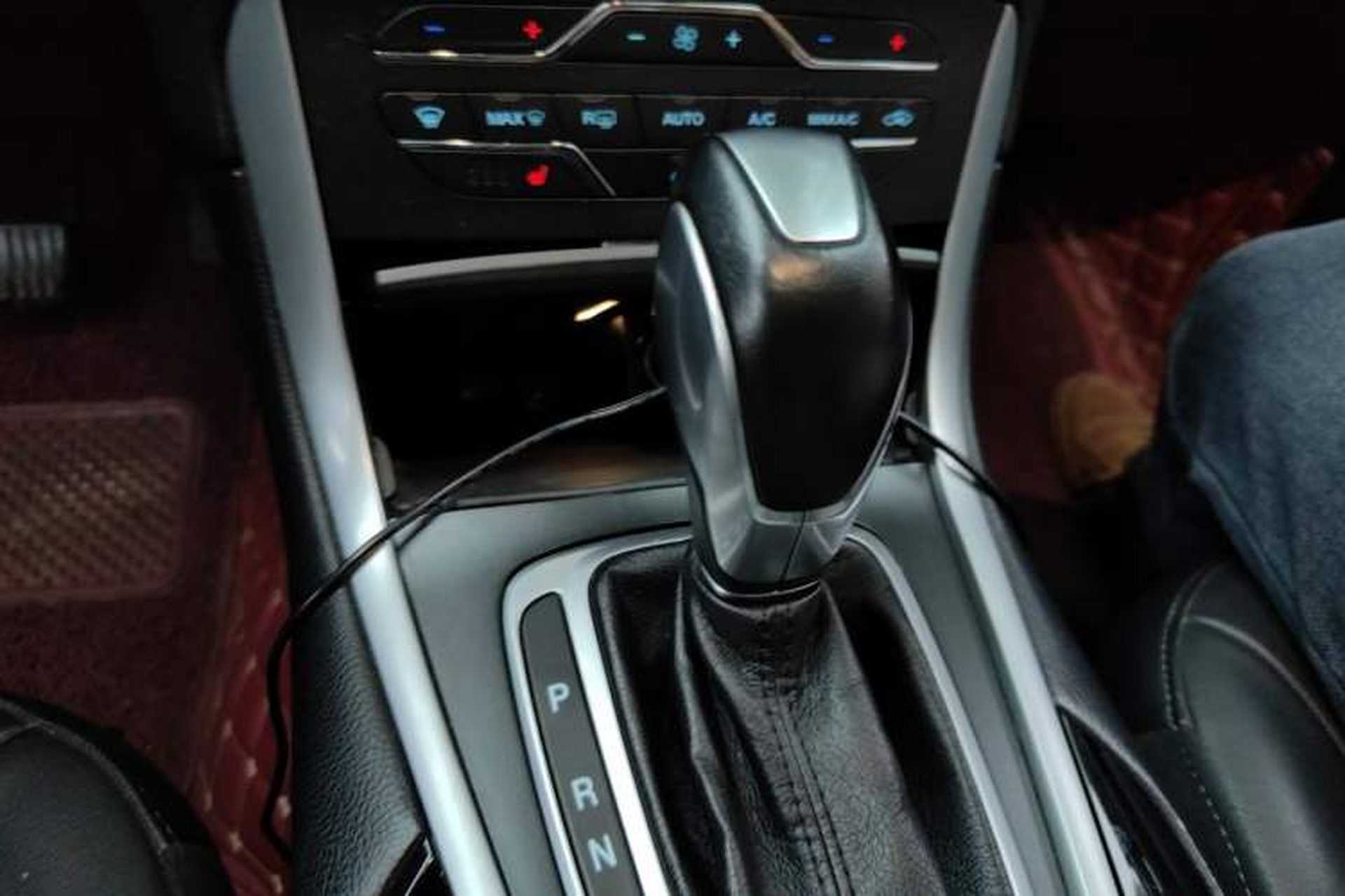Used Ford Edge 2016 EcoBoost 245 Two-Wheel-Drive Titanium 7-Seater Gear Lever