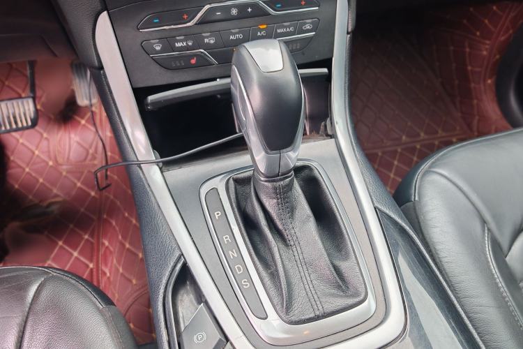 Used Ford Edge 2016 EcoBoost 245 Two-Wheel-Drive Titanium 7-Seater Gear Lever