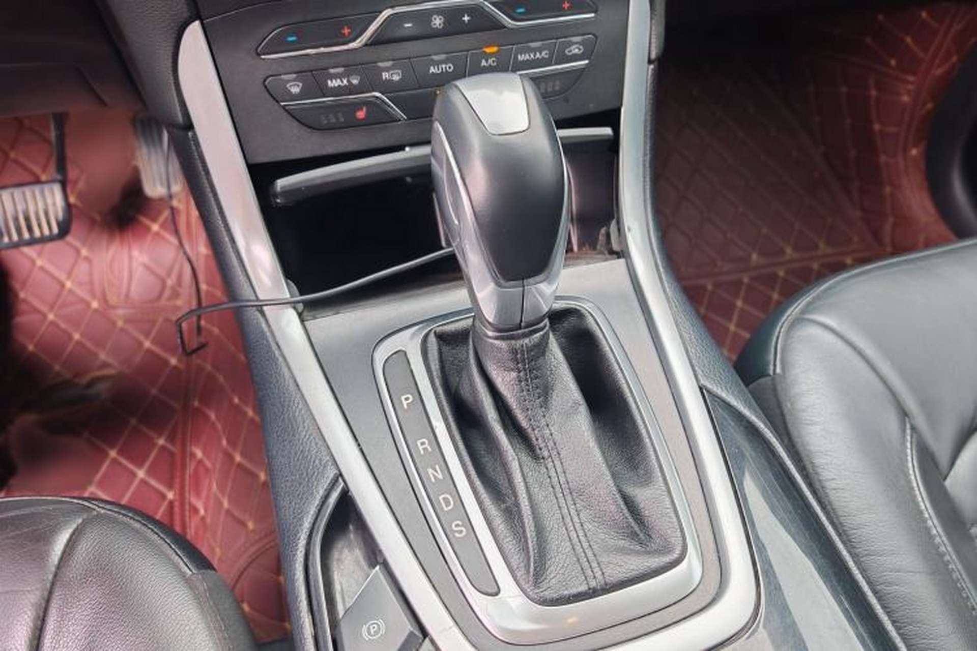 Used Ford Edge 2016 EcoBoost 245 Two-Wheel-Drive Titanium 7-Seater Gear Lever