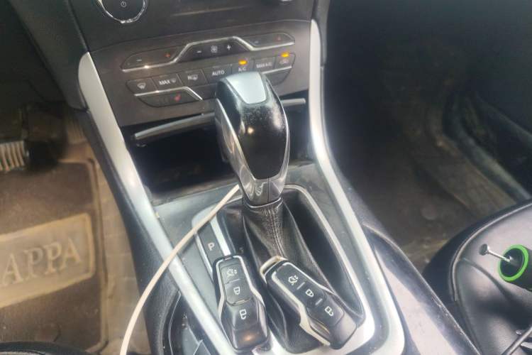 Used Ford Edge 2016 EcoBoost 245 Two-Wheel-Drive Titanium 7-Seater Gear Lever