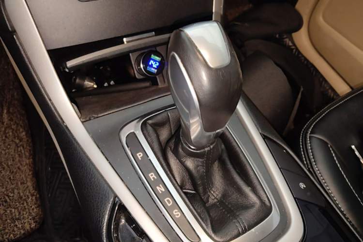 Used Ford Edge 2016 EcoBoost 245 Two-Wheel-Drive Titanium 5-Seater Gear Lever
