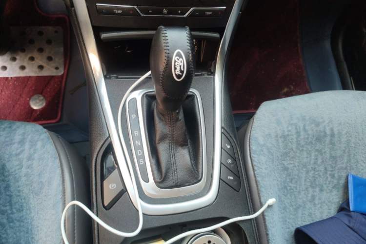 Used Ford Edge 2016 EcoBoost 245 Four-Wheel Drive Titanium 7-Seater Gear Lever
