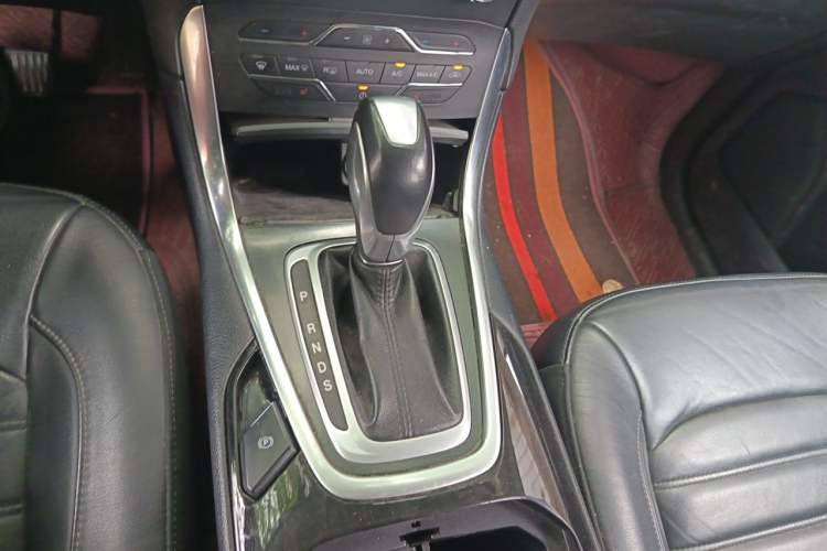Used Ford Edge 2016 EcoBoost 245 Two-Wheel-Drive Titanium 7-Seater Gear Lever