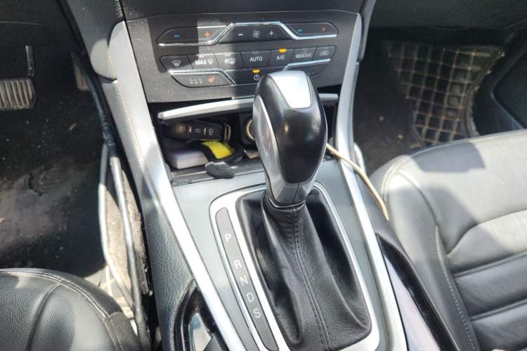 Used Ford Edge 2016 EcoBoost 245 Two-Wheel-Drive Titanium 7-Seater Gear Lever