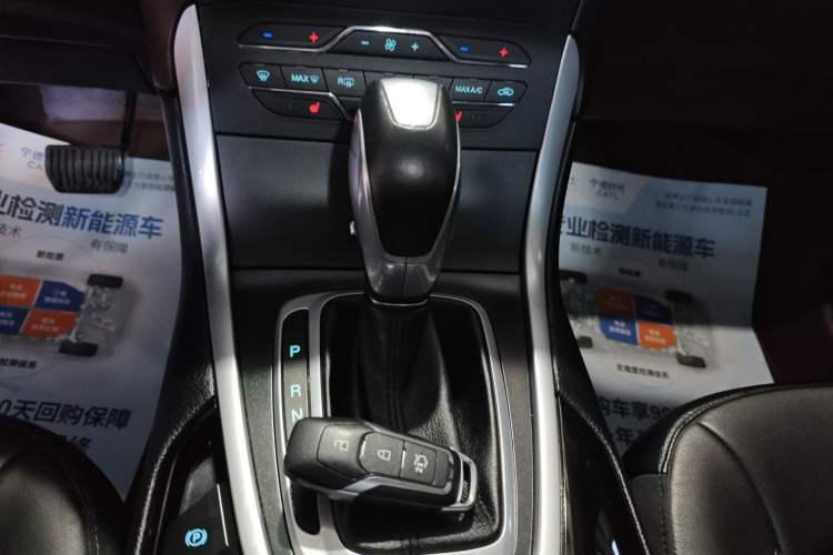 Used Ford Edge 2016 EcoBoost 245 Four-Wheel Drive Titanium Edition 7-Seater Gear Lever