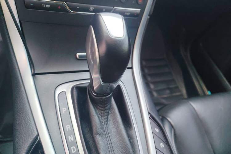 Used Ford Edge 2016 EcoBoost 245 Four-Wheel Drive Titanium 7-Seater Gear Lever