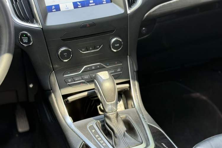 Used Ford Edge 2016 EcoBoost 245 Two-Wheel-Drive Titanium 7-Seater Gear Lever