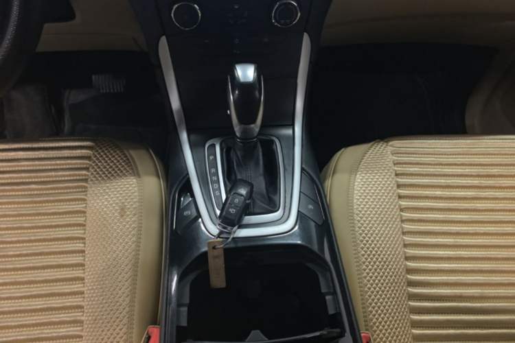 Used Ford Edge 2016 EcoBoost 245 Two-Wheel-Drive Titanium 5-Seater Gear Lever