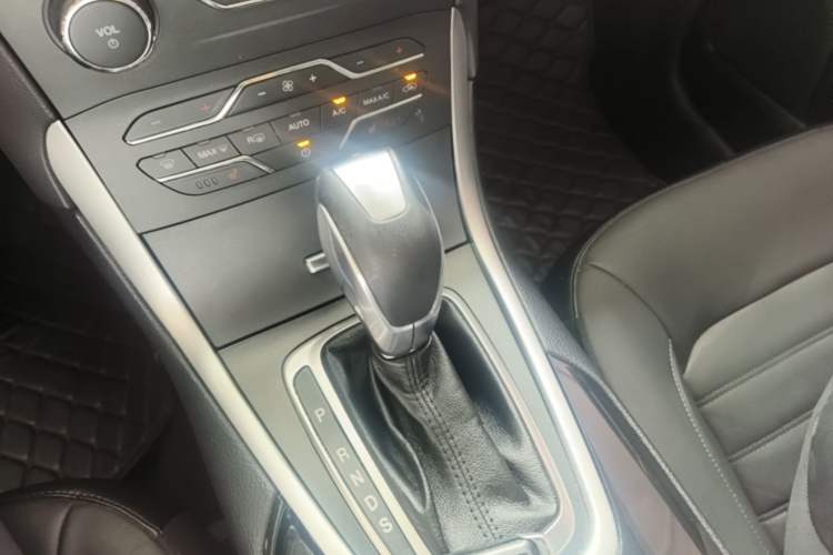 Used Ford Edge 2016 EcoBoost 245 Two-Wheel-Drive Titanium 7-Seater Gear Lever