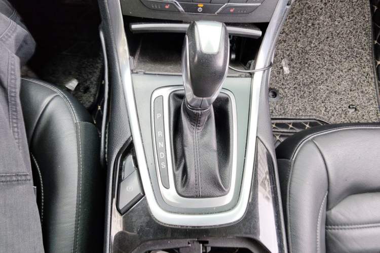 Used Ford Edge 2016 EcoBoost 245 Two-Wheel-Drive Titanium 7-Seater Gear Lever