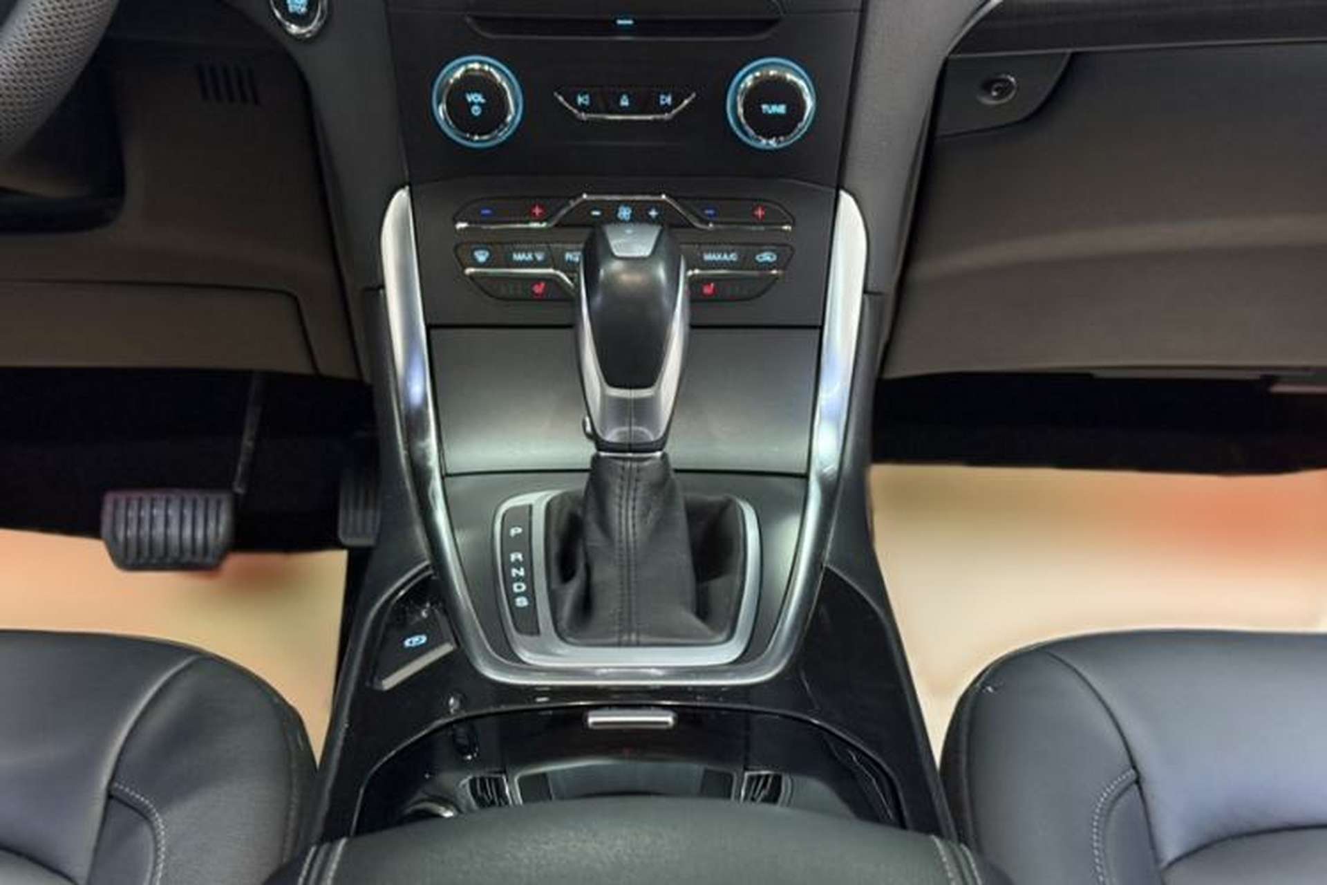Used Ford Edge 2016 EcoBoost 245 Four-Wheel Drive Titanium Edition 7-Seater Gear Lever