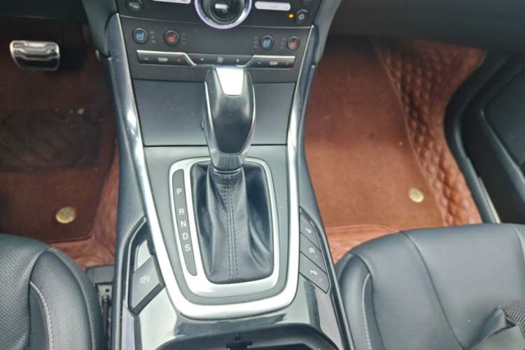 Used Ford Edge 2016 EcoBoost 245 Four-Wheel Drive Titanium 7-Seater Gear Lever